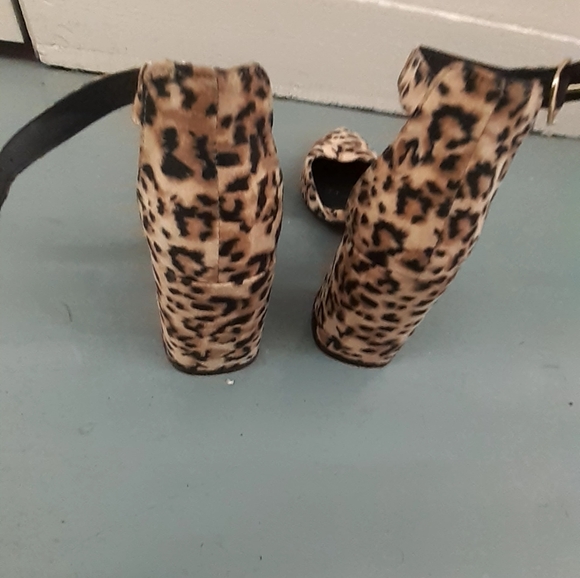 Charlotte Russe CHEETAH Animal print pumps Ankle strap Chunky heel sz 6 fits 8.5 - Picture 7 of 15